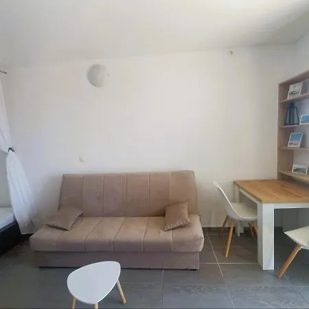 Daire Cozy In Privlaka, 200m From The And Near Vir Island *
