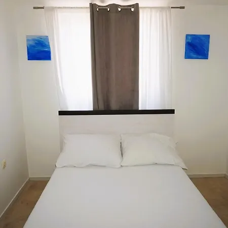 Daire Cozy In Privlaka, 200m From The And Near Vir Island
