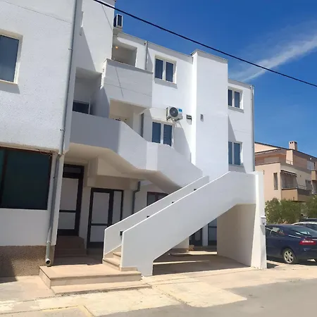 Daire Cozy In Privlaka, 200m From The And Near Vir Island